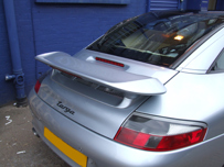 Porsche 996 avec becquet argenté
