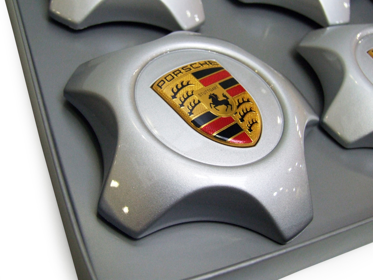 Wheel caps in Platinum (satingloss) with coloured Porsche Crest for